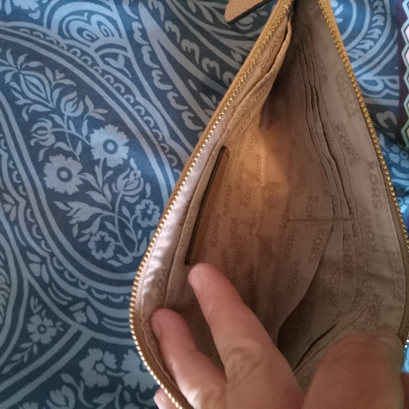 Michael Kors wristlet - Picture 2 of 2